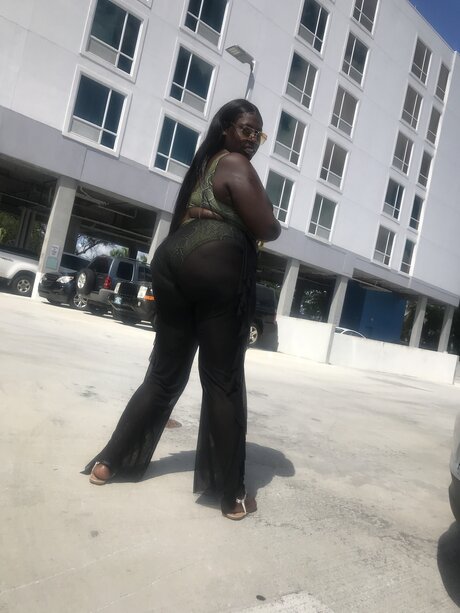 Dej with the fat Ass and pretty feet
